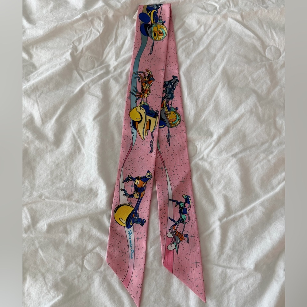 BNWT Hermes “Space Derby” silk twilly in pink